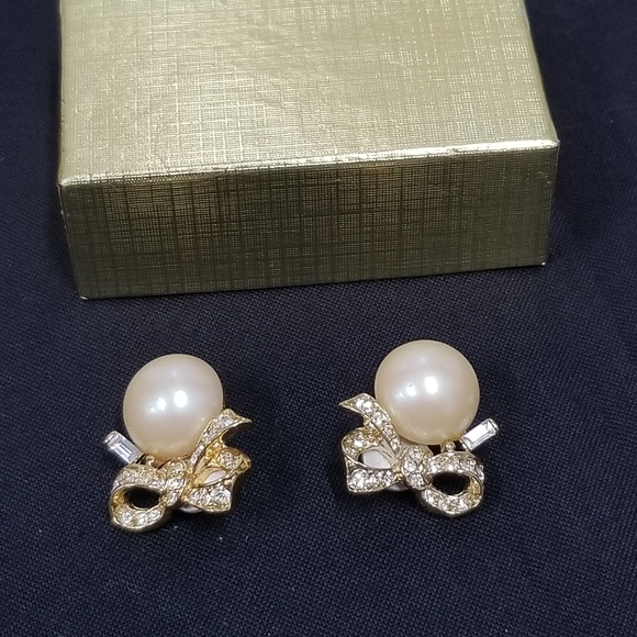 Vintage Nina Ricci  faux pearl clip on earrings - Picture 10 of 13